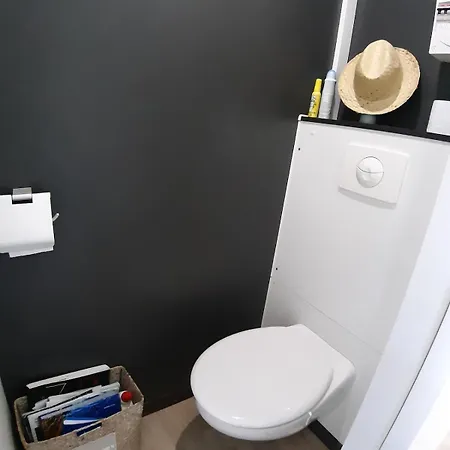 A 150m De La *